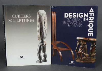 deux livres posés sur une table avec une chaise et une table avec une chaise