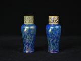 une paire de vases bleus et dorés sur fond noir