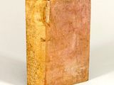 un livre posé sur une surface blanche