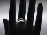 gros plan de la main d'une personne portant une bague