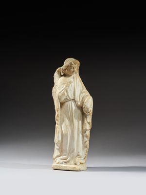 une figurine en ivoire représentant une femme tenant un enfant dans ses bras