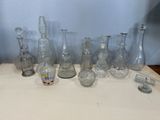 beaucoup de vases en verre posés sur une table
