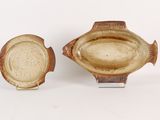 deux pièces de poterie posées l'une à côté de l'autre sur une surface blanche