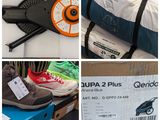 plusieurs photos de différentes paires de chaussures et de sacs exposés dans un magasin