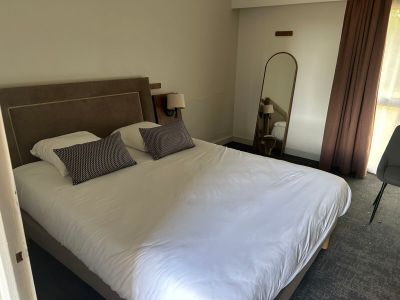 un lit sur lequel sont posés deux oreillers, dans une chambre