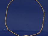 un bracelet en chaîne d'or orné d'un petit serpent