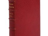 un livre rouge posé sur une surface blanche