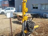 une machine qui est à l'abandon dans la poussière, près d'un bâtiment