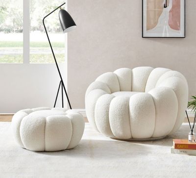 une photo d'un salon avec un fauteuil blanc et un pouf
