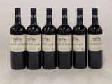 six bouteilles de vin rouge sont alignées