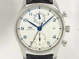 une image montrant un gros plan d'une montre-bracelet au cadran blanc