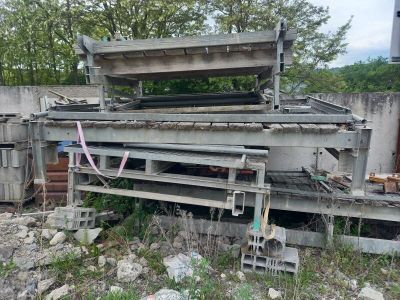 un gros tas de gravats au milieu d'un champ