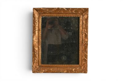 une photo d'une personne en train de se prendre en photo dans un miroir