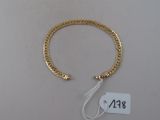 gros plan d'un bracelet en or portant une étiquette de prix
