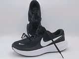 une paire de baskets noires et blanches à lacets