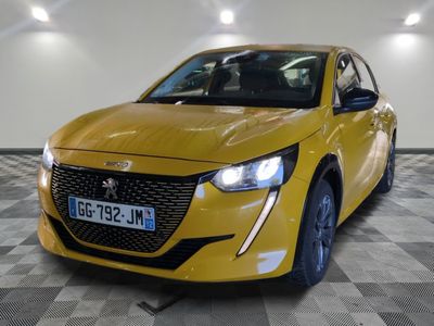la voiture jaune est garée sur le sol en damier du garage