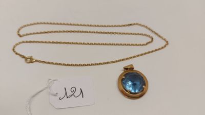 un collier en or orné d'une topaze bleue