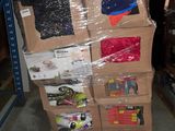 une pile de boîtes empilées les unes sur les autres
