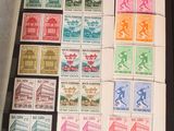 une photo d'une collection de timbres dans une vitrine
