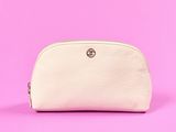 un petit sac à main blanc sur fond rose