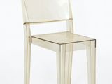 une image représentant une chaise en plastique transparent sur fond blanc