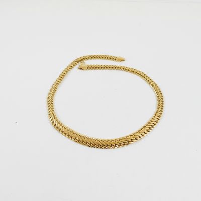 un bracelet en chaîne en or sur fond blanc