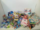 une pile de jouets d'enfants posée sur une étagère