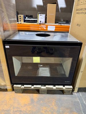 un micro-ondes posé sur une palette dans un entrepôt