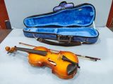 un violon et un étui à violon posés sur une table