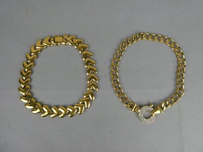 deux paires de bracelets en or et un bracelet orné d'un pendentif en forme de cœur