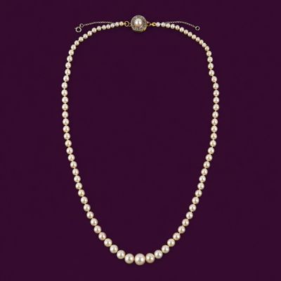 un collier de perles et de diamants, par entreprise