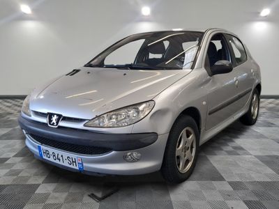 la photo d'une voiture argentée garée dans un garage