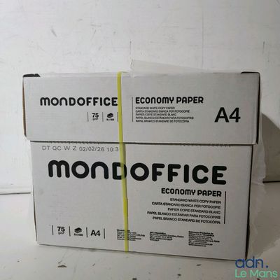 deux boîtes sont empilées sur une table