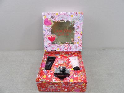 le contenu d'une box beauté est présenté sur une surface blanche