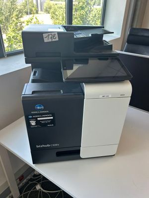 une imprimante noir et blanc posée sur une table blanche