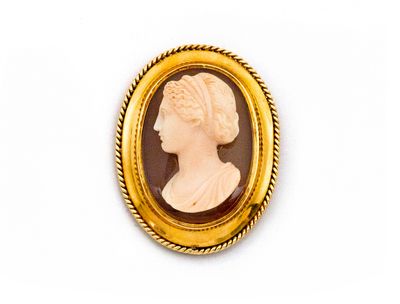 un camée ancien sculpté représentant une femme portant un turban et une coiffe