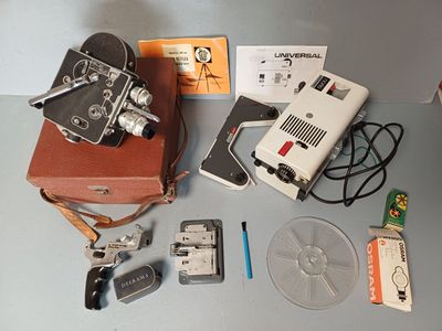un grand nombre d'objets posés sur une table