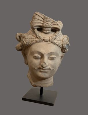 Tête de Bodhisattva, à la coiffe ornée d’une turban fleuri, …