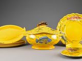plusieurs pièces de poterie jaune sont posées sur une surface grise
