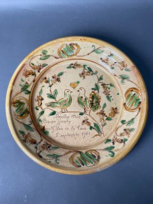 un gros plan d'une assiette posée sur une table, sur fond bleu