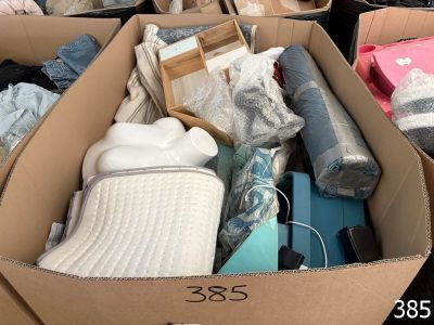 une boîte en carton remplie de vêtements et d'autres objets