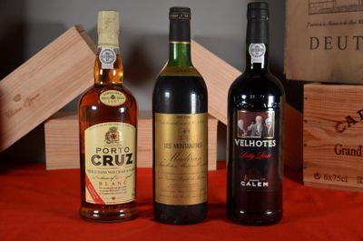 trois bouteilles de vin posées l'une à côté de l'autre sur une table