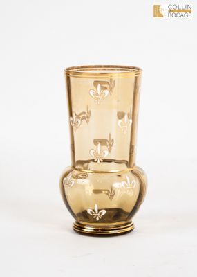un vase en verre posé sur une surface blanche