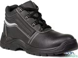 un gros plan sur une paire de chaussures de travail noires sur fond blanc