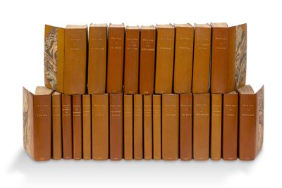 plusieurs livres empilés sur une surface blanche