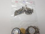 un sac contenant divers objets, parmi lesquels une montre de poche et une montre de poche