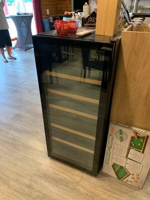 une cave à vin posée à même le sol dans une cuisine