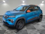 une voiture bleue est garée dans une pièce au sol à carreaux