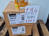 un carton de peinture posé sur une palette, à côté d'un carton de bois