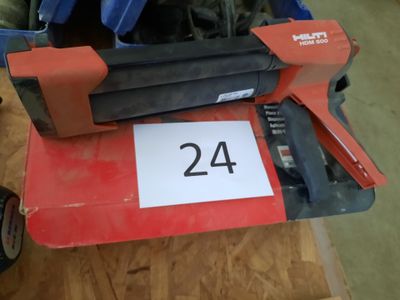 une photo d'une machine rouge et noire portant le numéro 24
